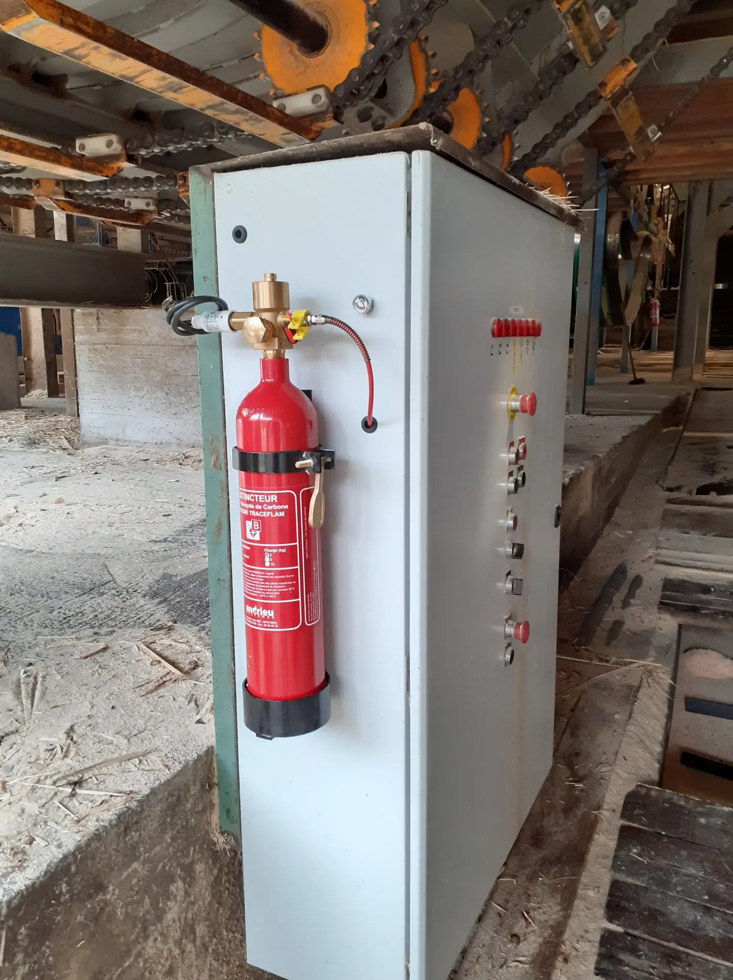 Local électrique : exemple de zone à risque avec signalisation et équipement adapté